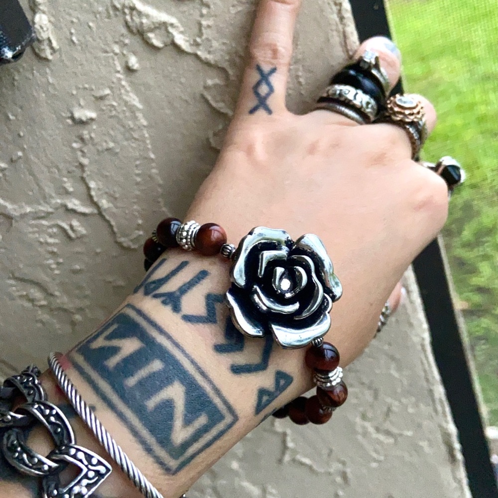 Red tiger eye gemstones beads  & silver rose flower charm boho bracelet - Picture 4 of 11